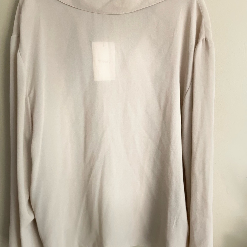 Theory 100% Silk SAILOR TOP M
Pale Oat 
Light fluid crepe - Picture 5 of 6